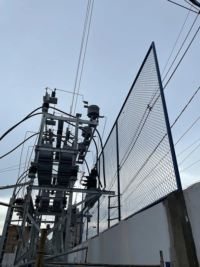Alambrado instalado ao lado de subestação elétrica