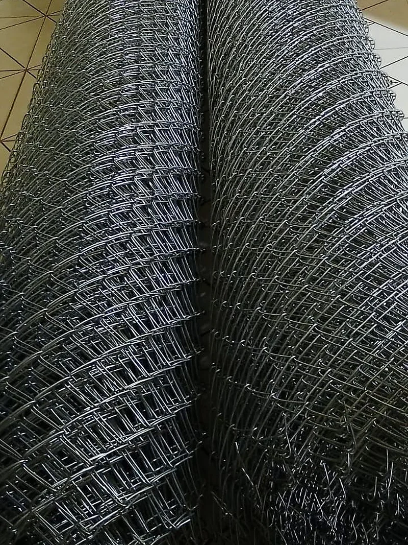 Rolos de alambrado prontos para instalação