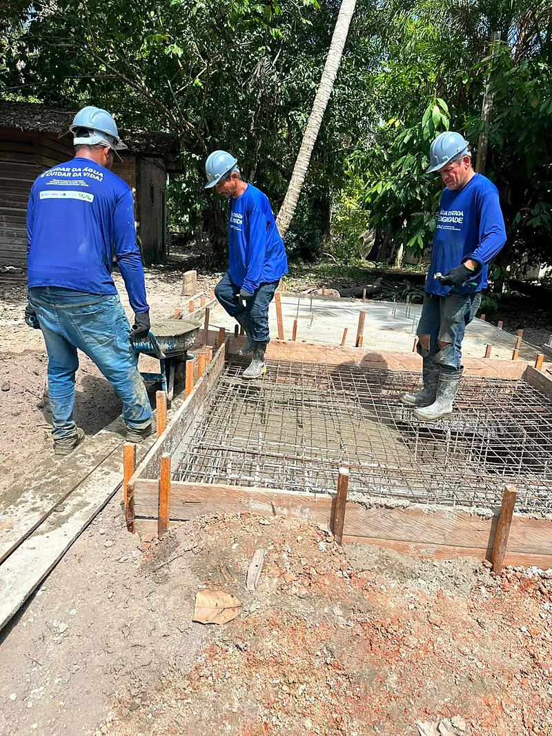 Equipe da Zaelor fardada concretando a base de uma obra