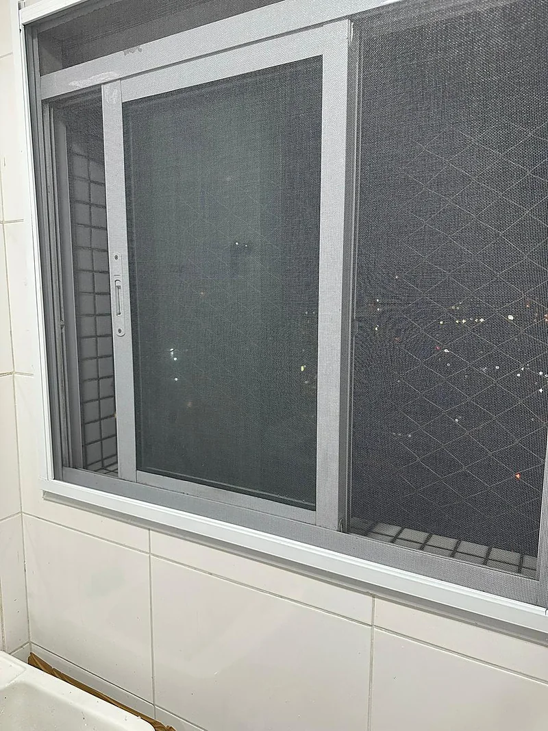 Tela anti-insetos em janela de banheiro