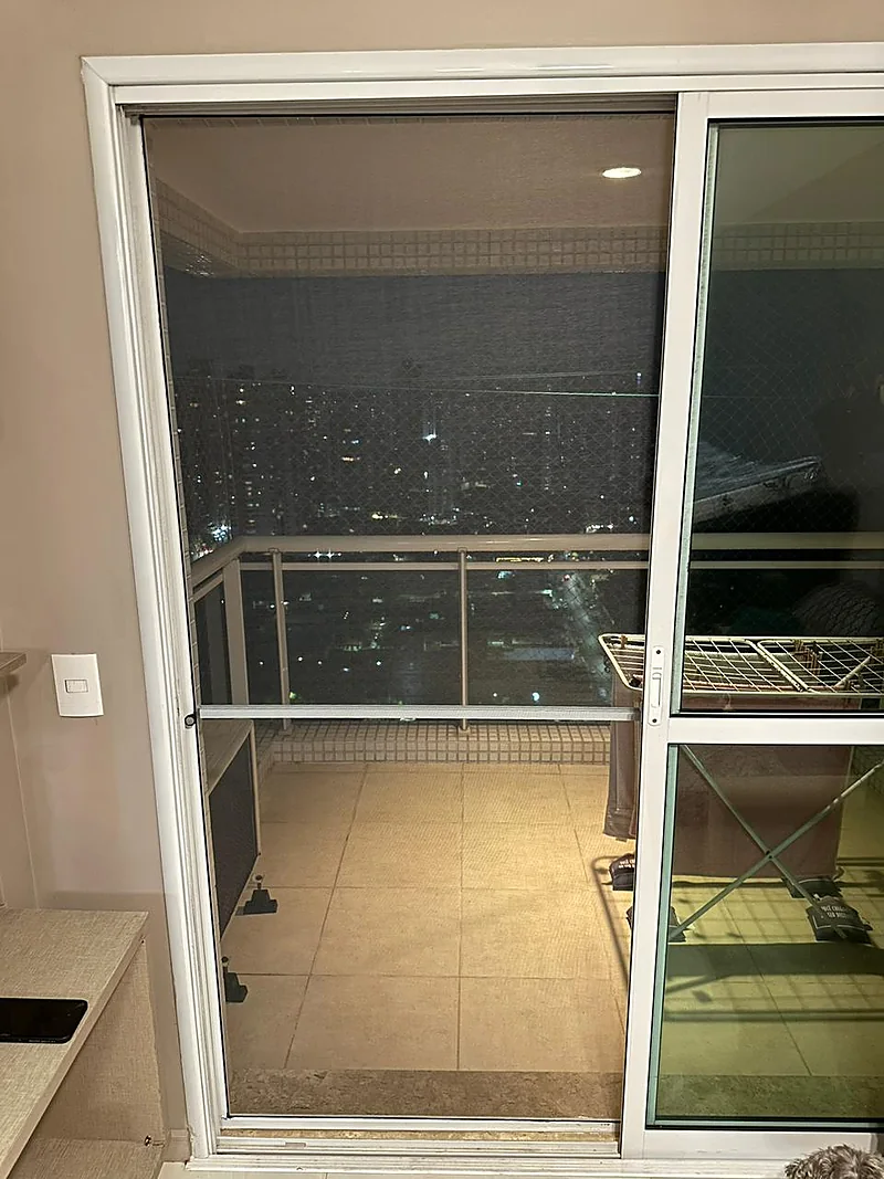 Porta de sacada com tela anti-insetos