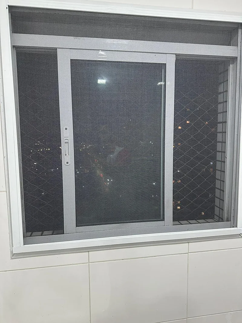 Tela anti-insetos vista de dentro à noite