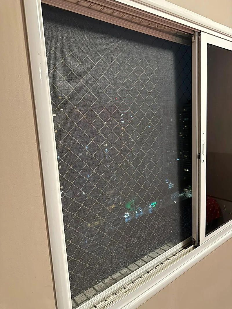 Detalhe da malha anti-insetos instalada