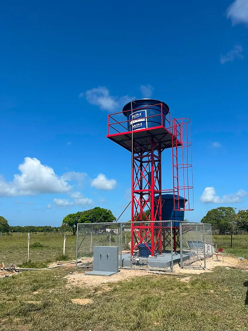 Torre concluída — reservatório elevado