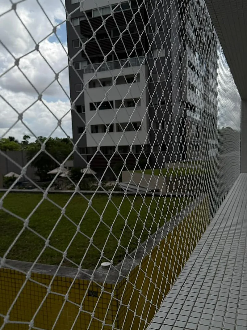 Tela branca instalada em varanda