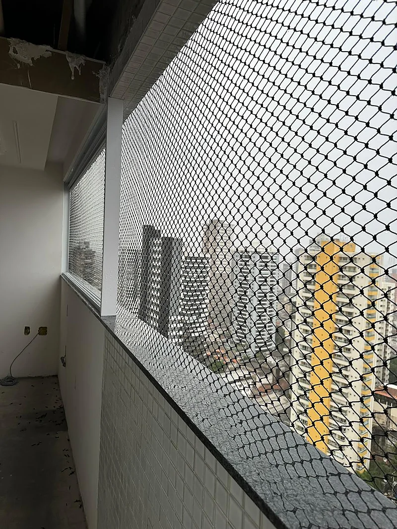 Sacada com tela durante a obra