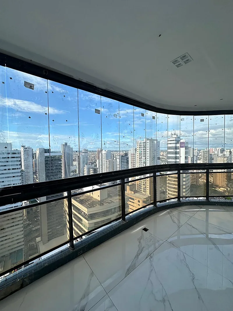 Sacada envidraçada com vista panorâmica de Belém
