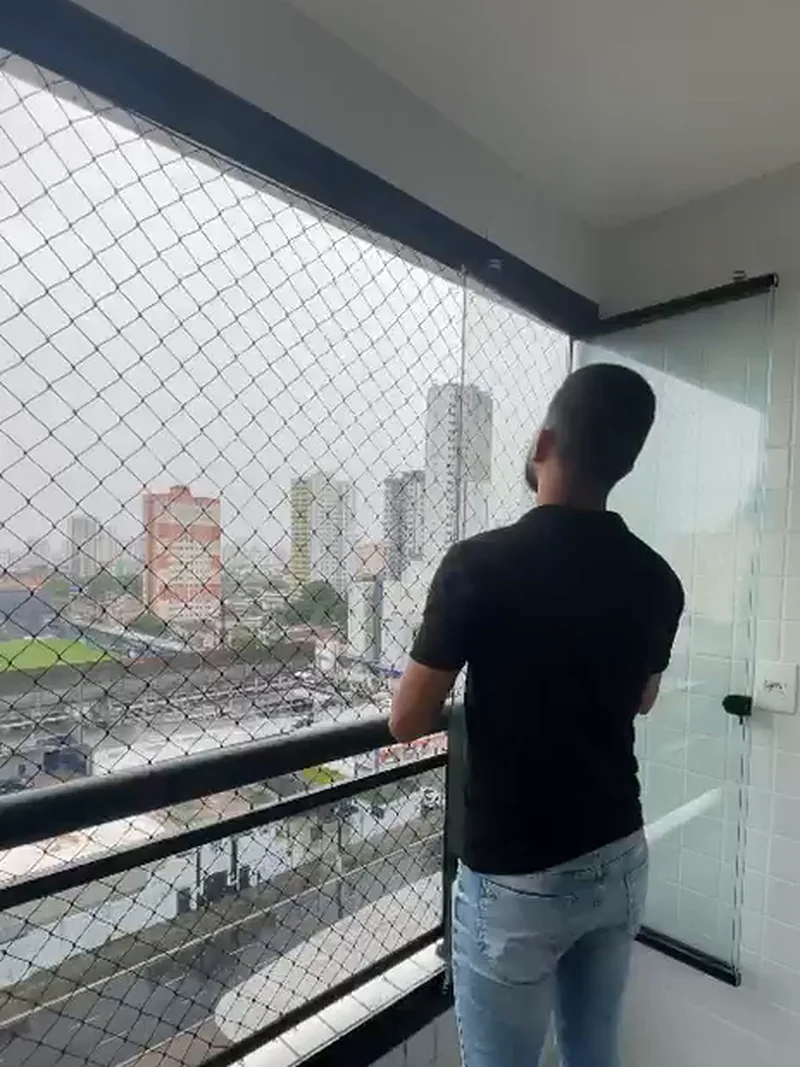 Cliente na sacada envidraçada