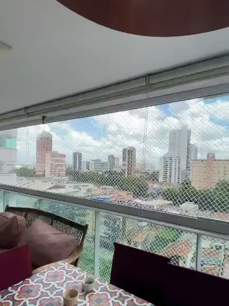 Detalhe do trilho superior do envidraçamento